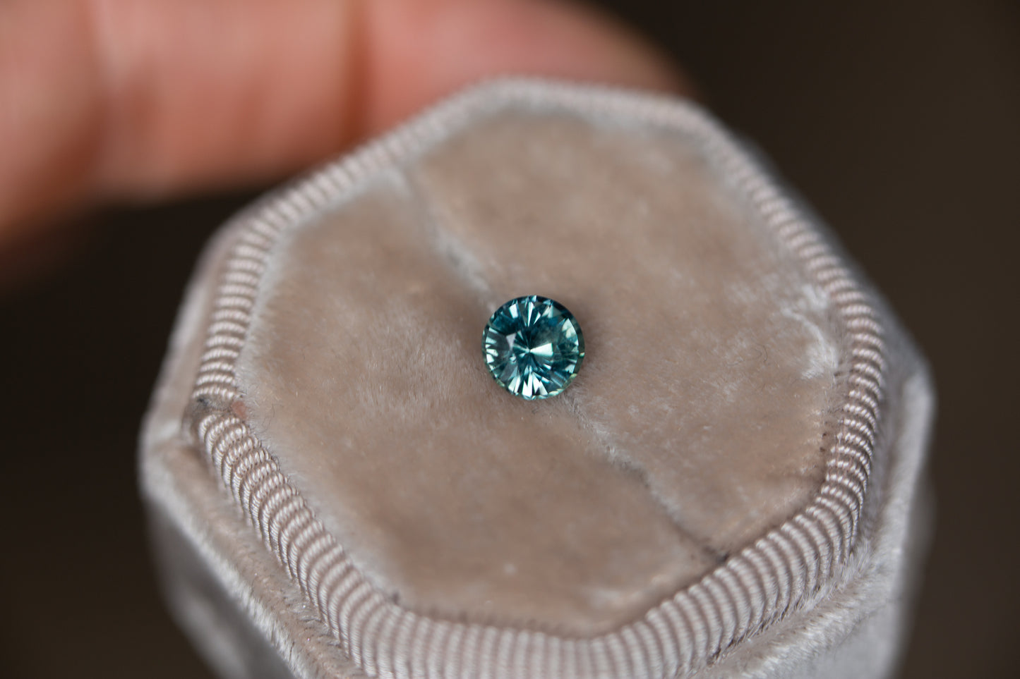 Load image into Gallery viewer, 1.27ct round blue green teal sapphire

