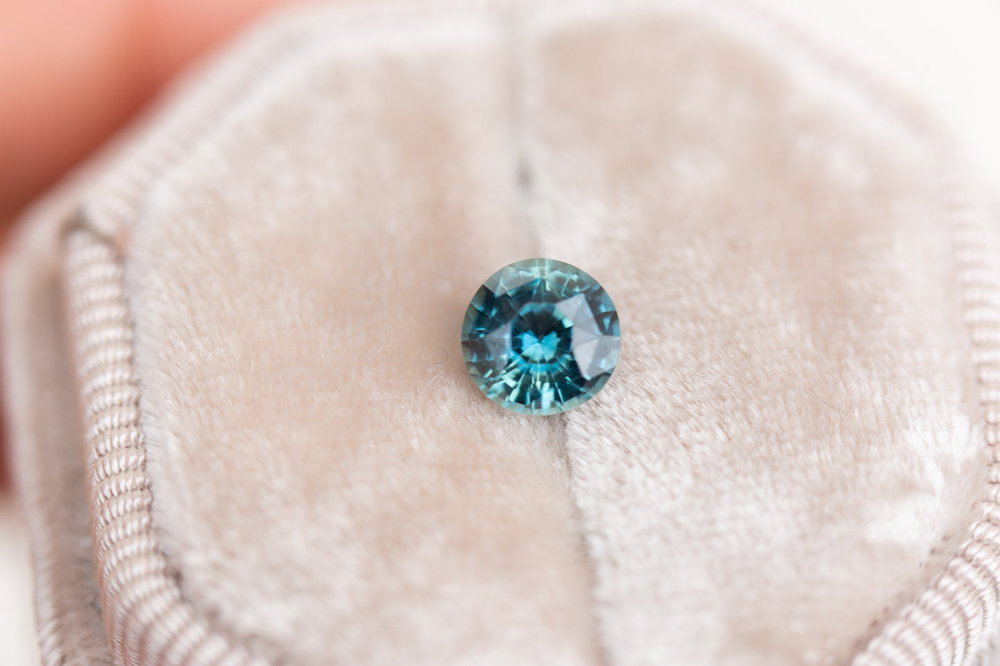 Load image into Gallery viewer, 1.42ct round teal sapphire
