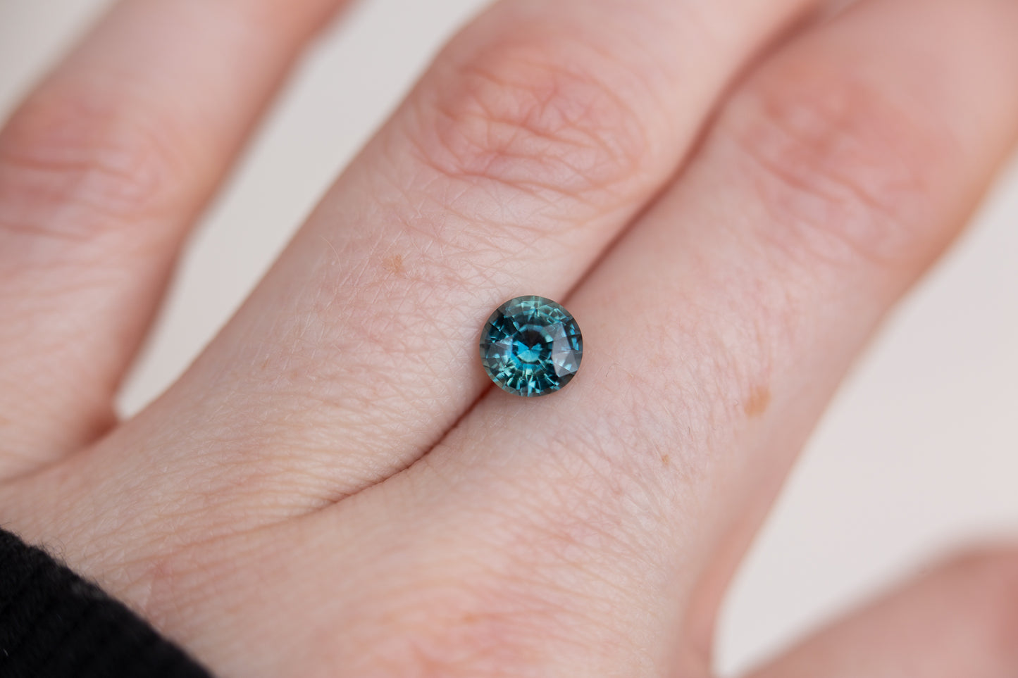 Load image into Gallery viewer, 1.42ct round teal sapphire
