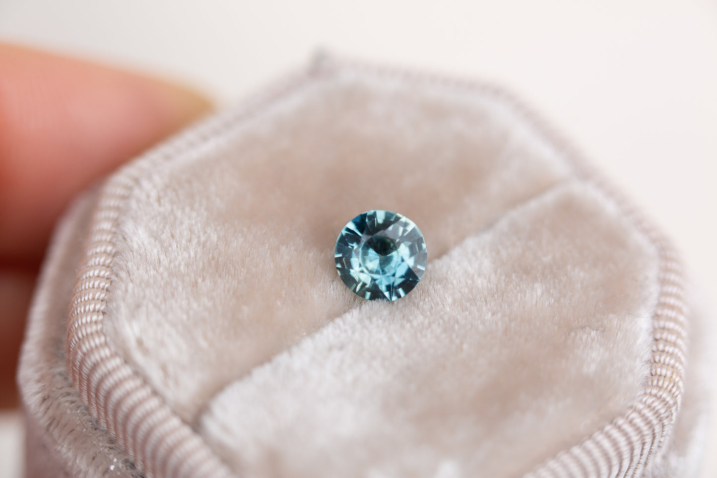 Load image into Gallery viewer, 1.05ct round blue green sapphire
