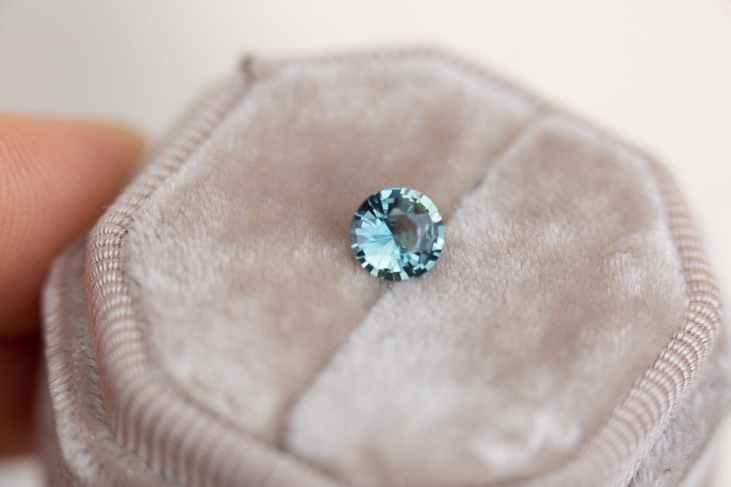 Load image into Gallery viewer, 1.05ct round blue green sapphire
