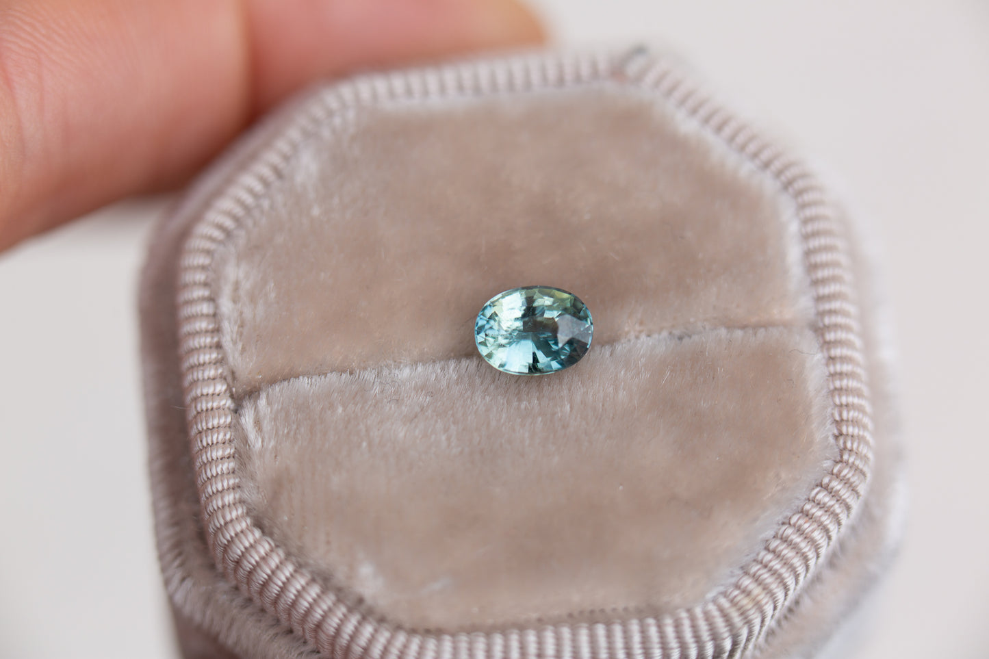 Load image into Gallery viewer, 1.06ct oval teal sapphire
