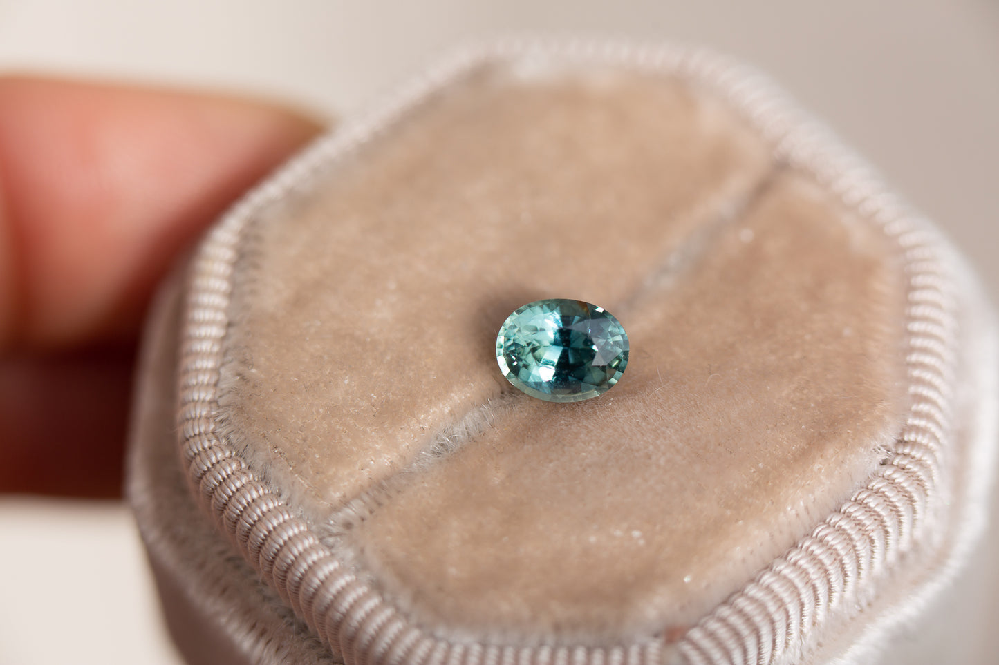 Load image into Gallery viewer, 1.29ct oval blue green sapphire
