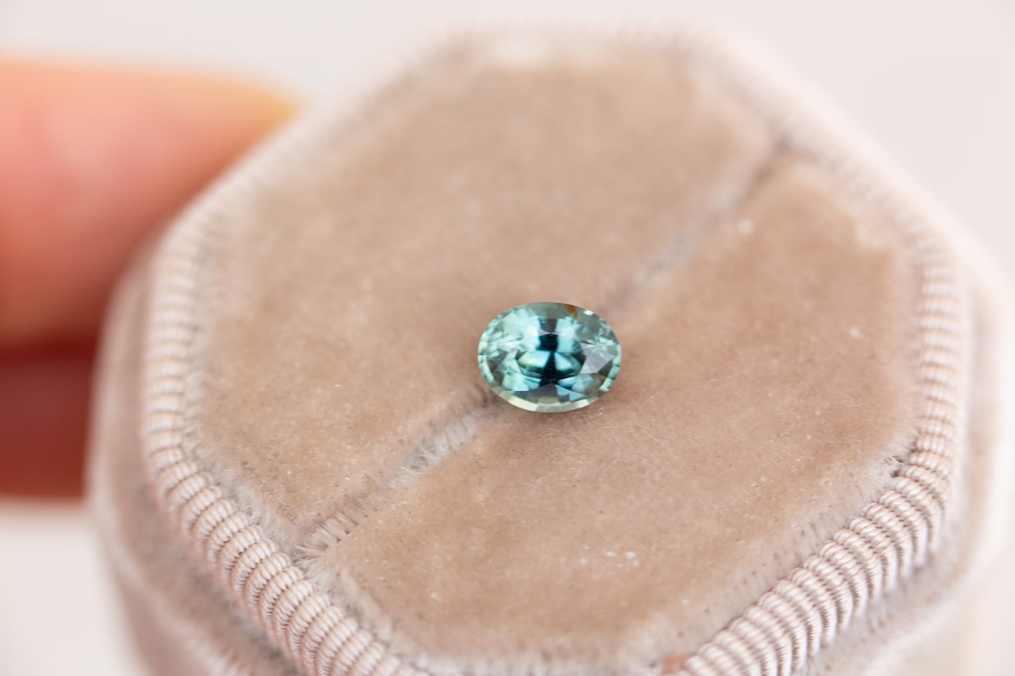 Load image into Gallery viewer, 1.29ct oval blue green sapphire

