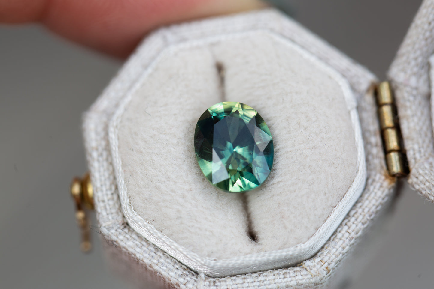 Load image into Gallery viewer, 3.05ct oval parti teal green sapphire
