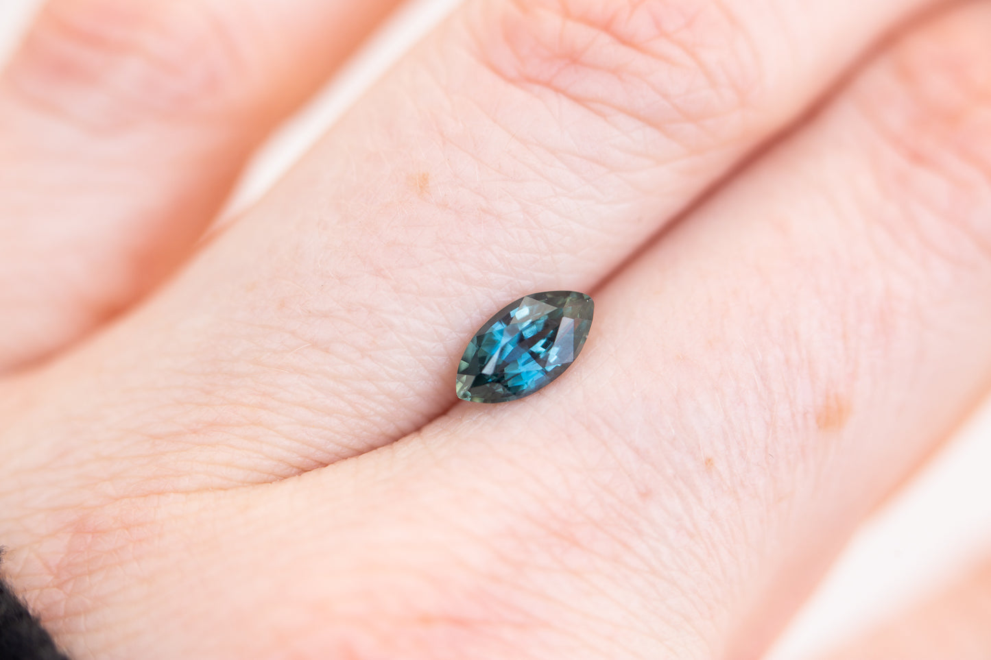 Load image into Gallery viewer, 1.06ct marquise blue green sapphire
