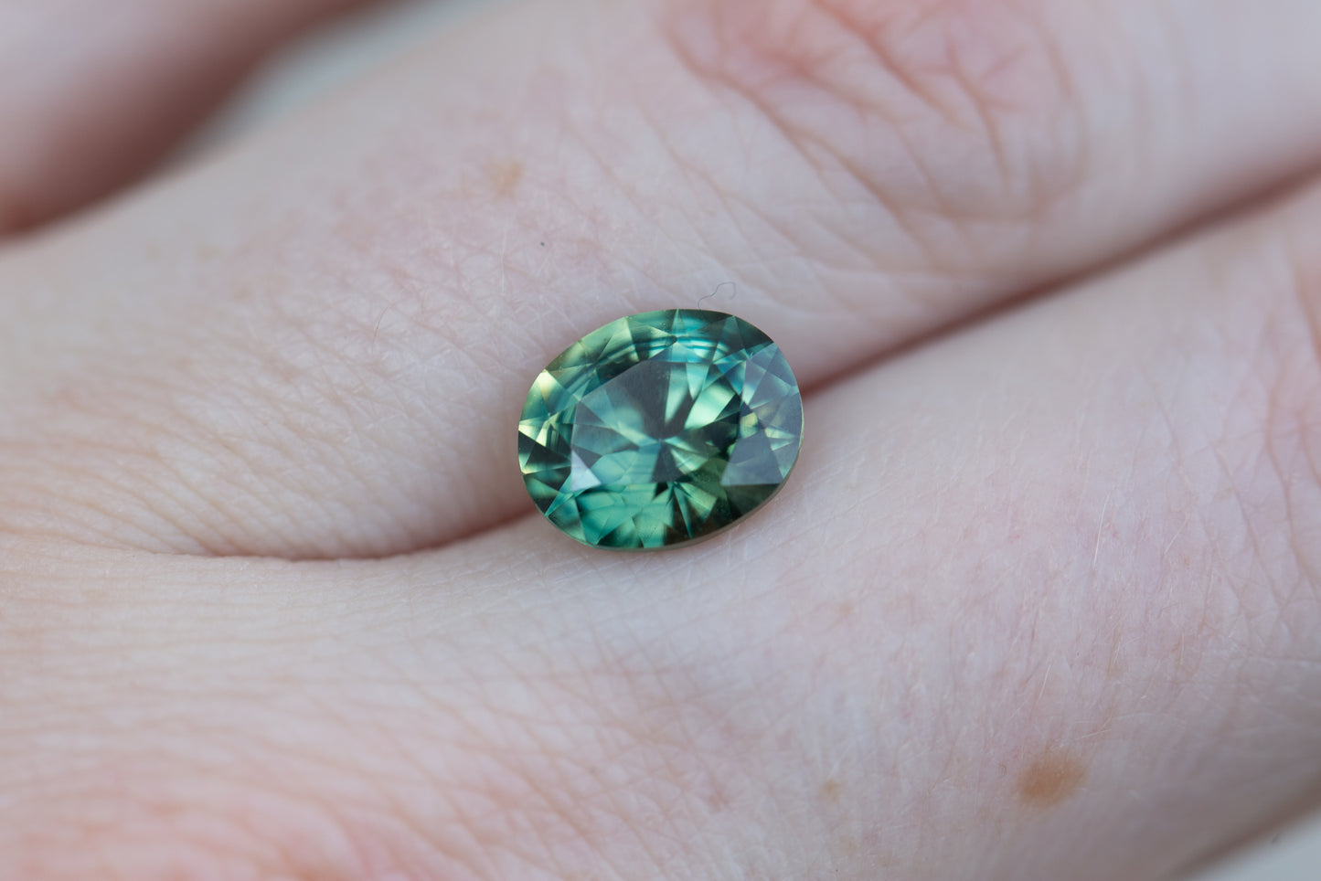 Load image into Gallery viewer, 3.05ct oval parti teal green sapphire
