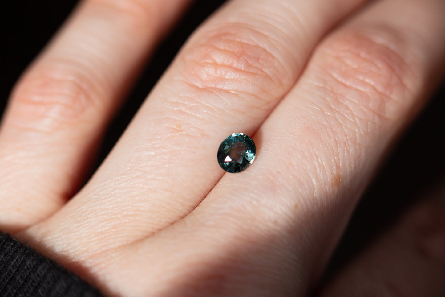 Load image into Gallery viewer, 1.08ct green blue oval sapphire
