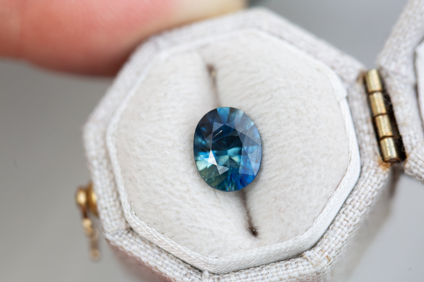 Load image into Gallery viewer, 2.15ct oval blue teal sapphire
