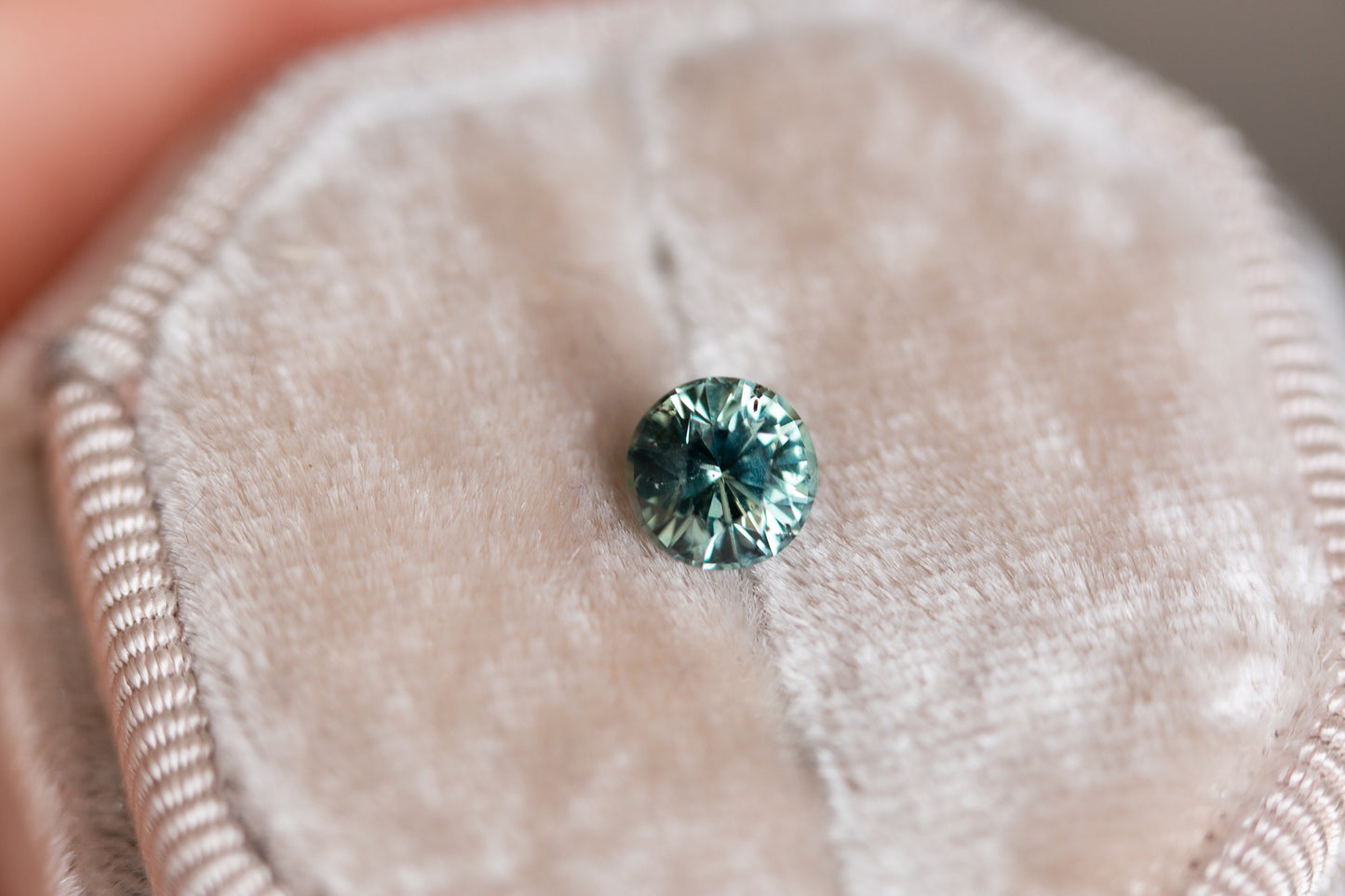 Load image into Gallery viewer, 1.11ct round green teal sapphire
