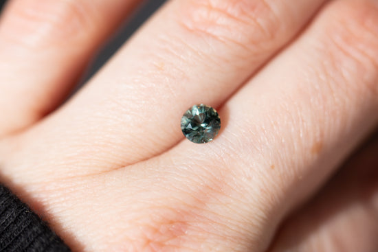 Load image into Gallery viewer, 1.11ct round green teal sapphire
