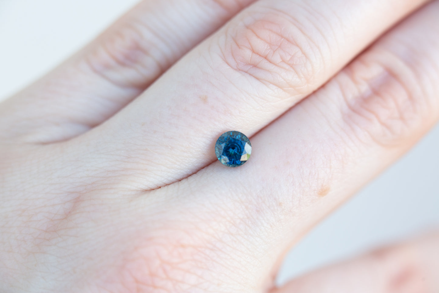 Load image into Gallery viewer, 1.18ct round blue green sapphire
