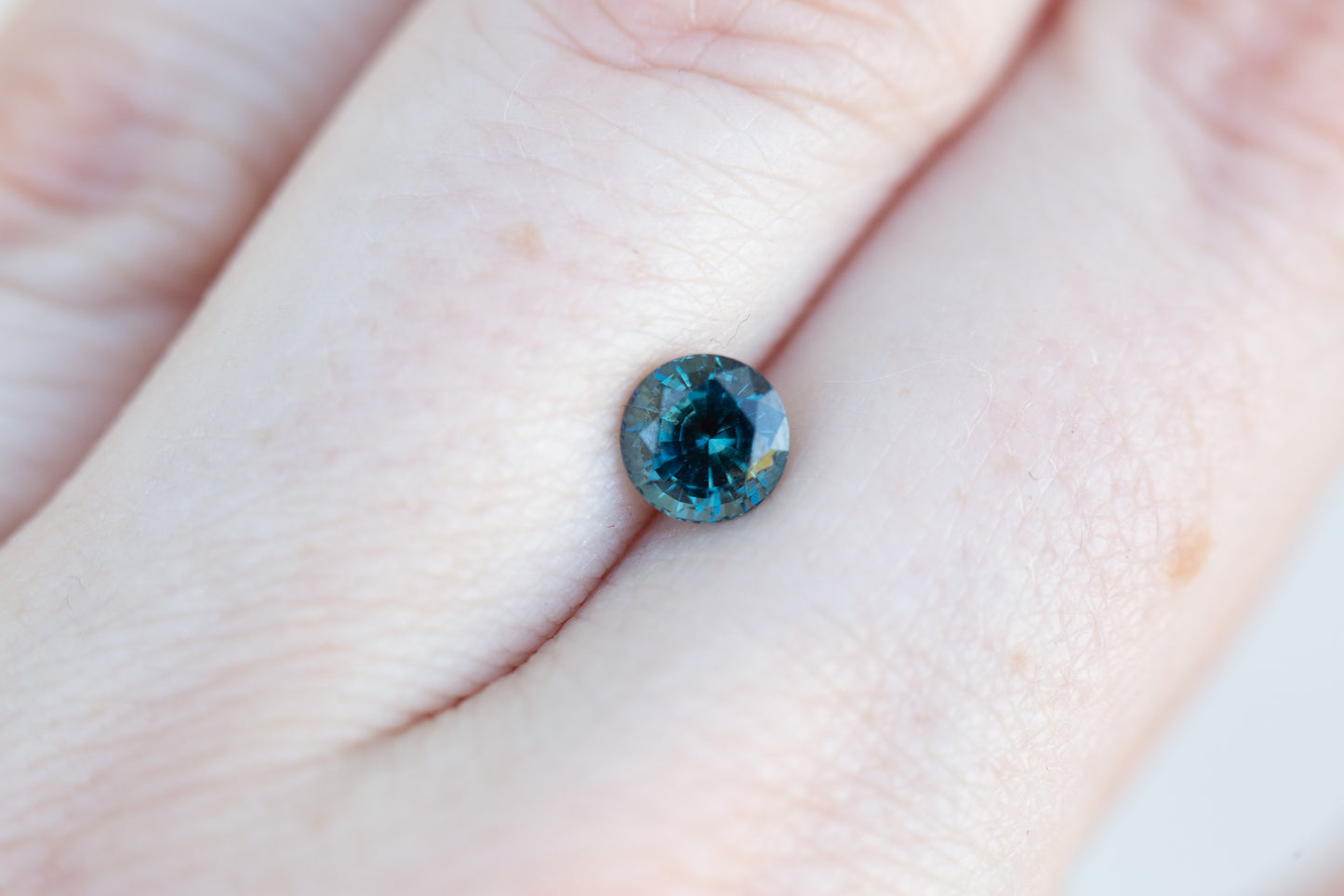 Load image into Gallery viewer, 1.09ct round blue green sapphire
