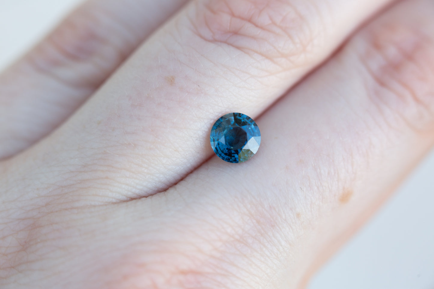 Load image into Gallery viewer, 1.1ct round blue teal sapphire

