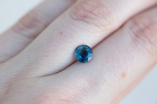 Load image into Gallery viewer, 1.1ct round blue teal sapphire
