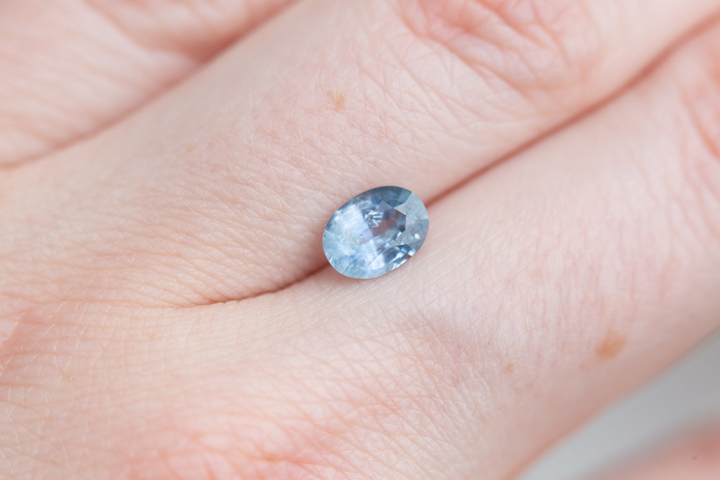 Load image into Gallery viewer, 1.17ct oval medium blue sapphire
