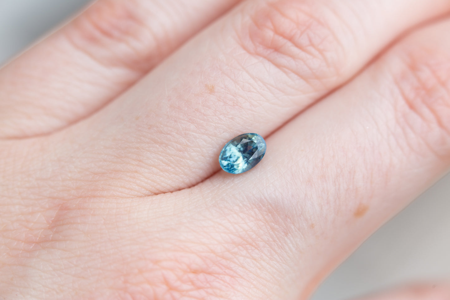 Load image into Gallery viewer, 1.04ct oval blue teal sapphire
