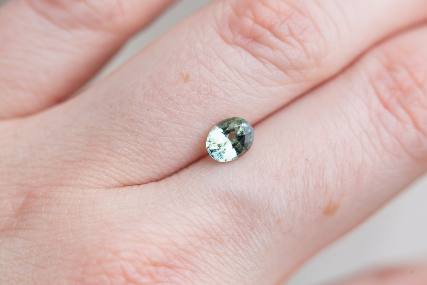 Load image into Gallery viewer, 1.02ct oval teal green sapphire
