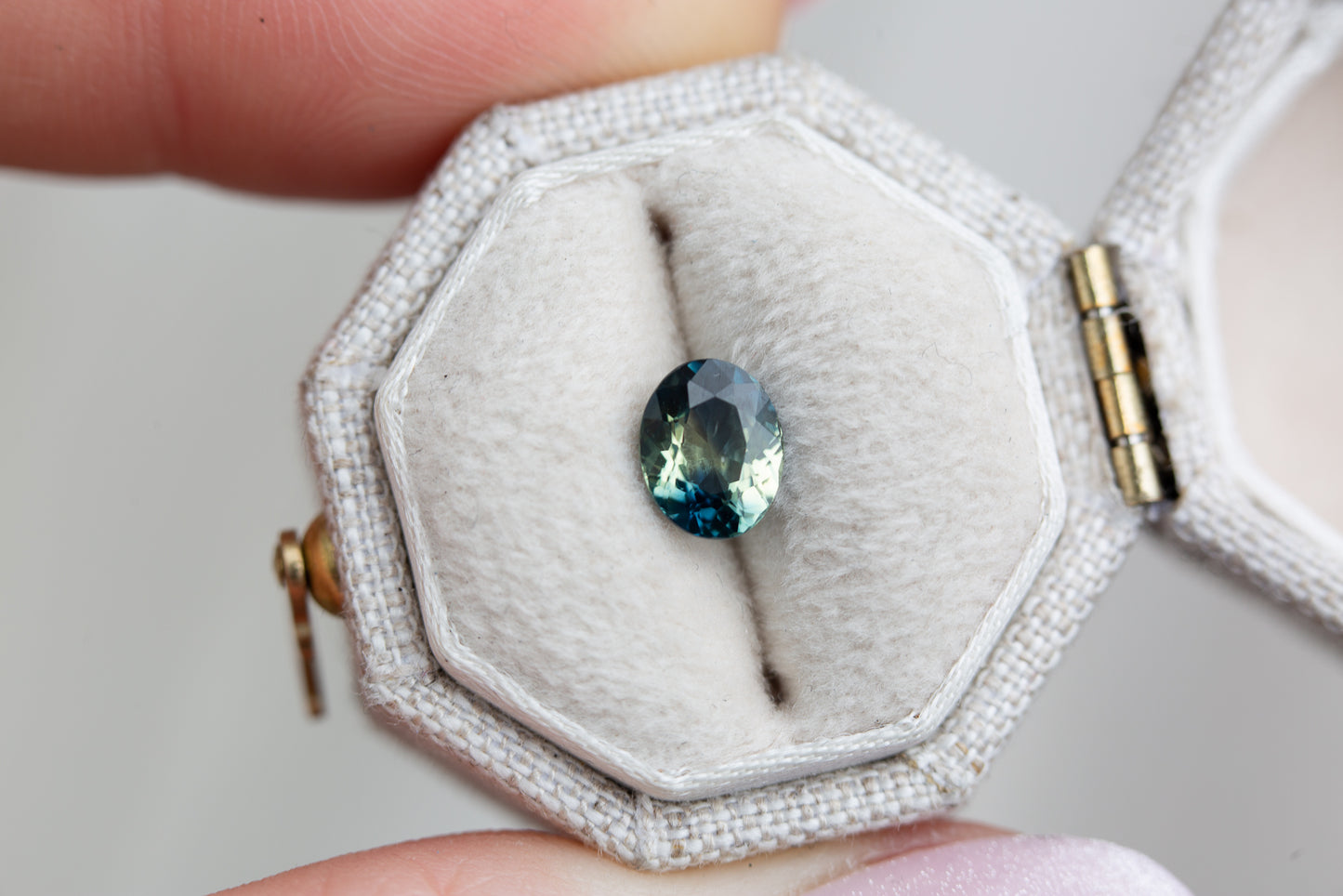 Load image into Gallery viewer, 1.02ct oval blue yellow sapphire
