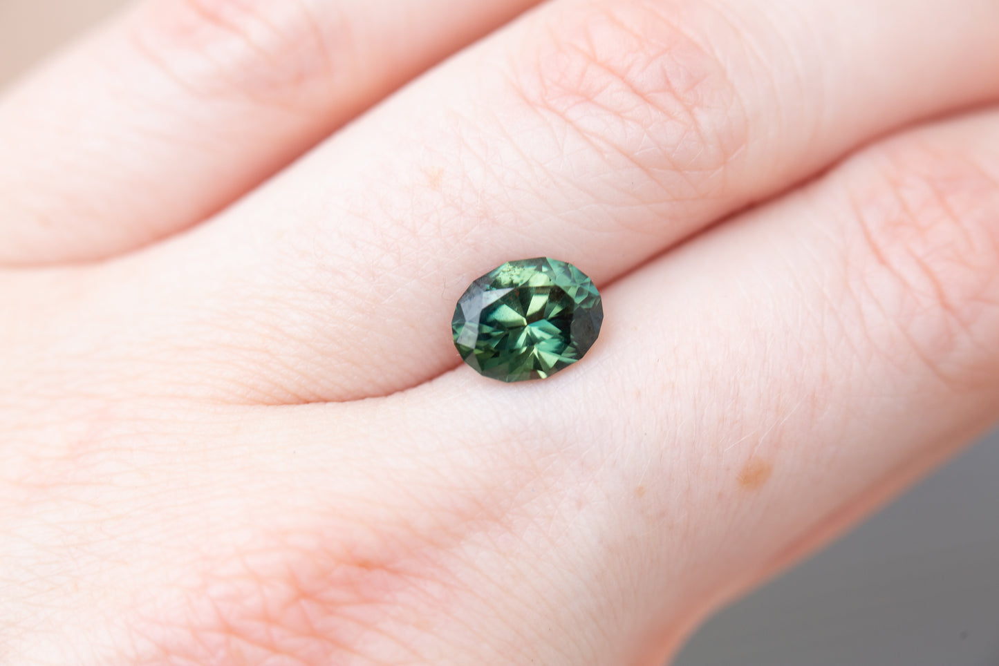 Load image into Gallery viewer, 2.74ct teal blue green sapphire
