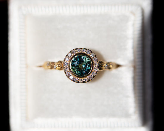 Load image into Gallery viewer, Crown of thorns with a round teal sapphire
