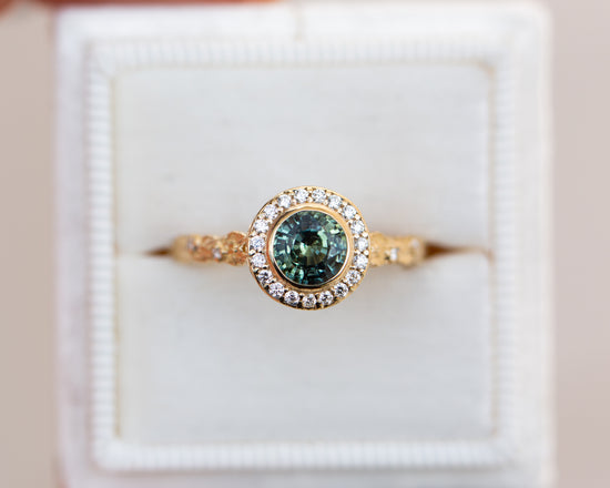 Load image into Gallery viewer, Crown of thorns with a round teal sapphire
