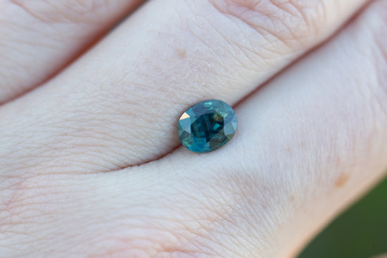 Load image into Gallery viewer, 1.04ct oval deep blue green sapphire
