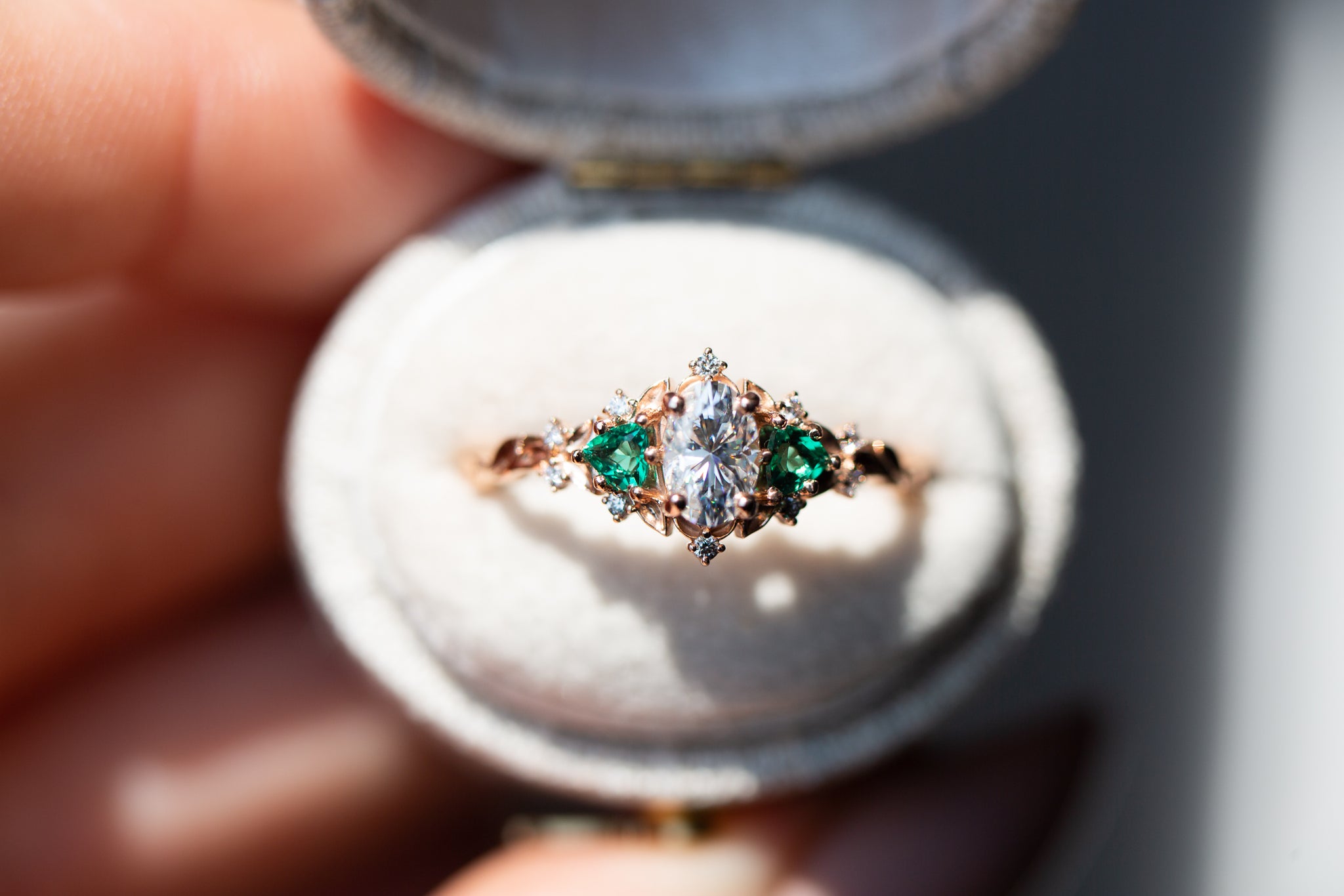 エレガントな3ストーンゴールドリング Fusion 3 piece 18kt. gold ring with brilliant cut diamonds
