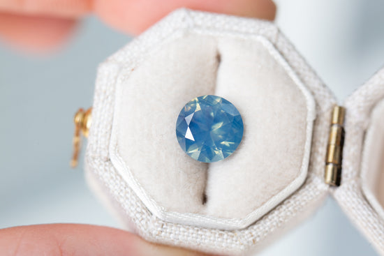 Load image into Gallery viewer, 2.73ct round rare opalescent blue sapphire
