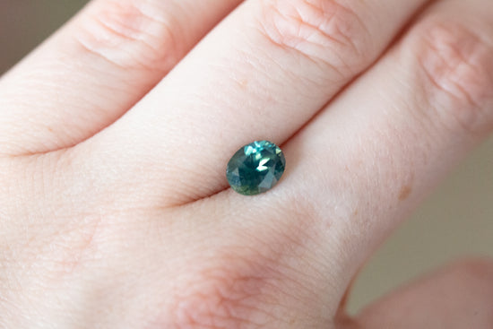 Load image into Gallery viewer, 1.97ct oval teal opalescent sapphire
