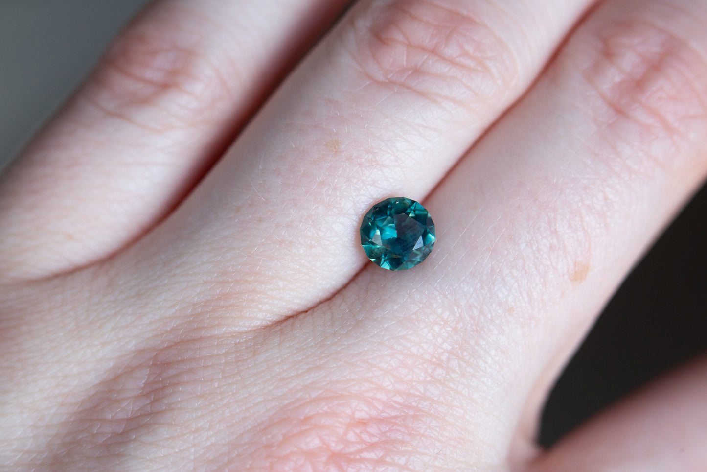 Load image into Gallery viewer, 1.53ct round teal sapphire
