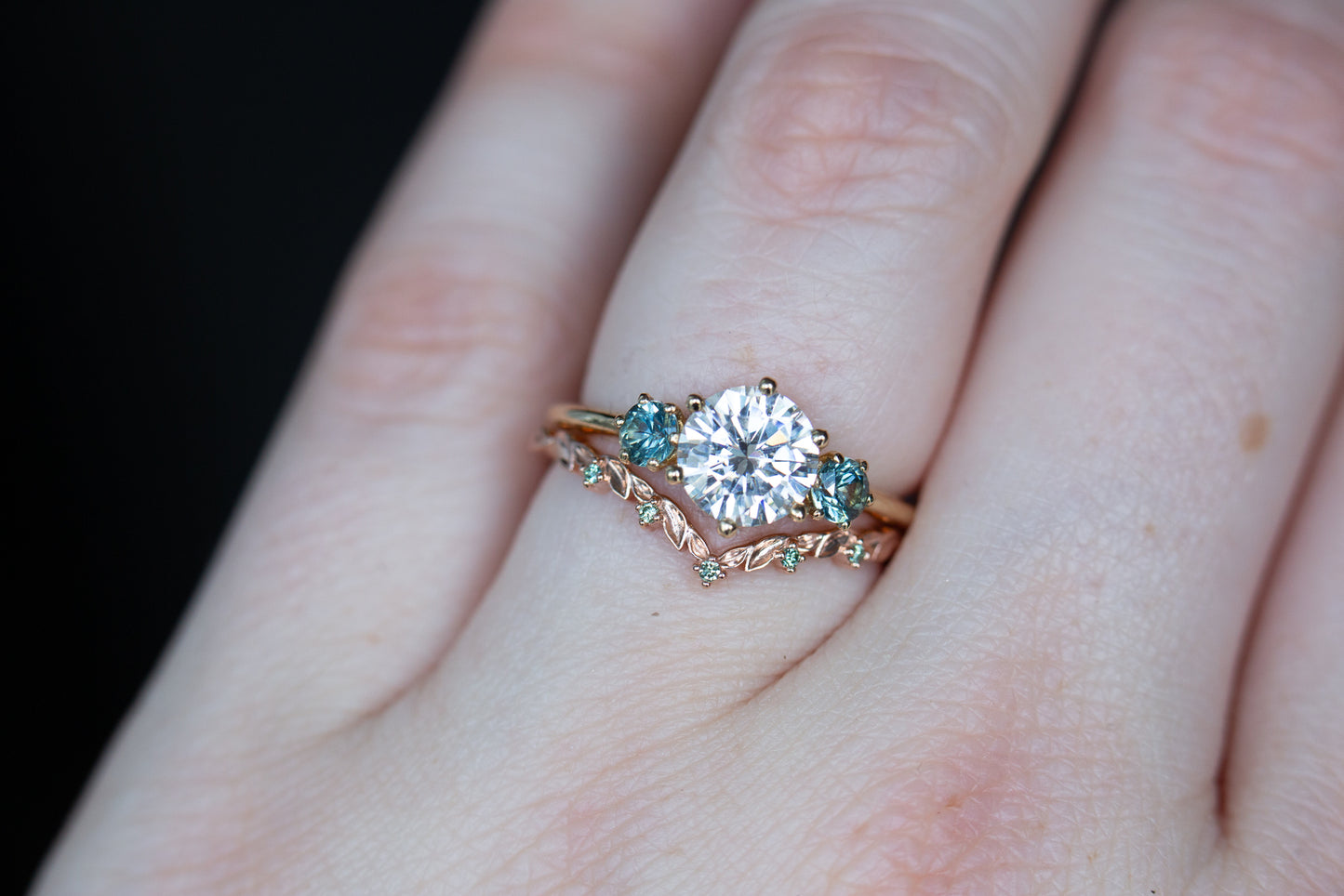 Load image into Gallery viewer, Chevron leaf band with 1mm mint diamonds
