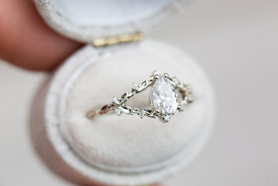 Load image into Gallery viewer, Briar rose with pear moissanite
