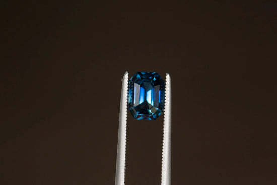 Load image into Gallery viewer, 2.59ct emerald cut blue sapphire
